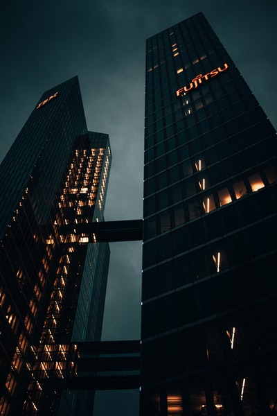 高层建筑夜间低角度摄影